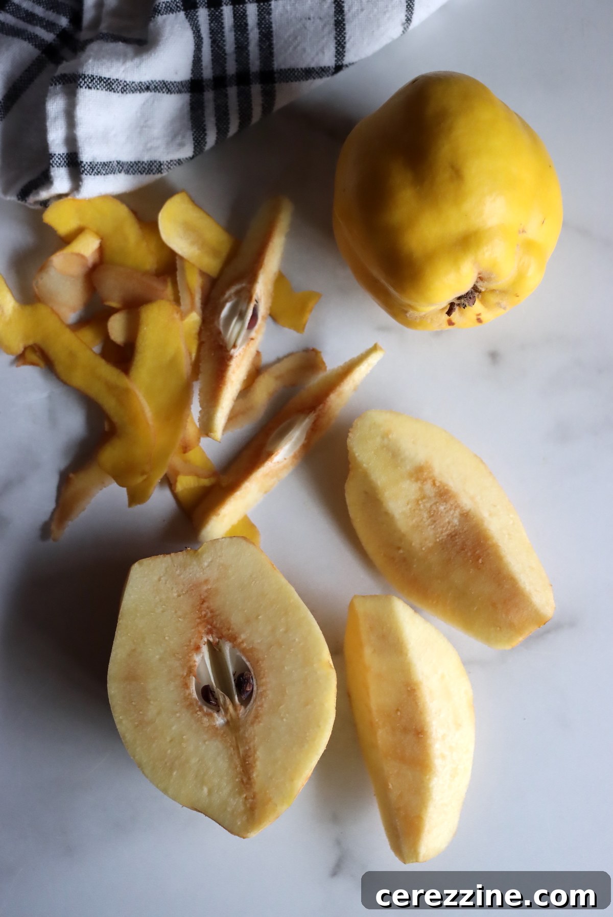 Preparing quince by coring and slicing