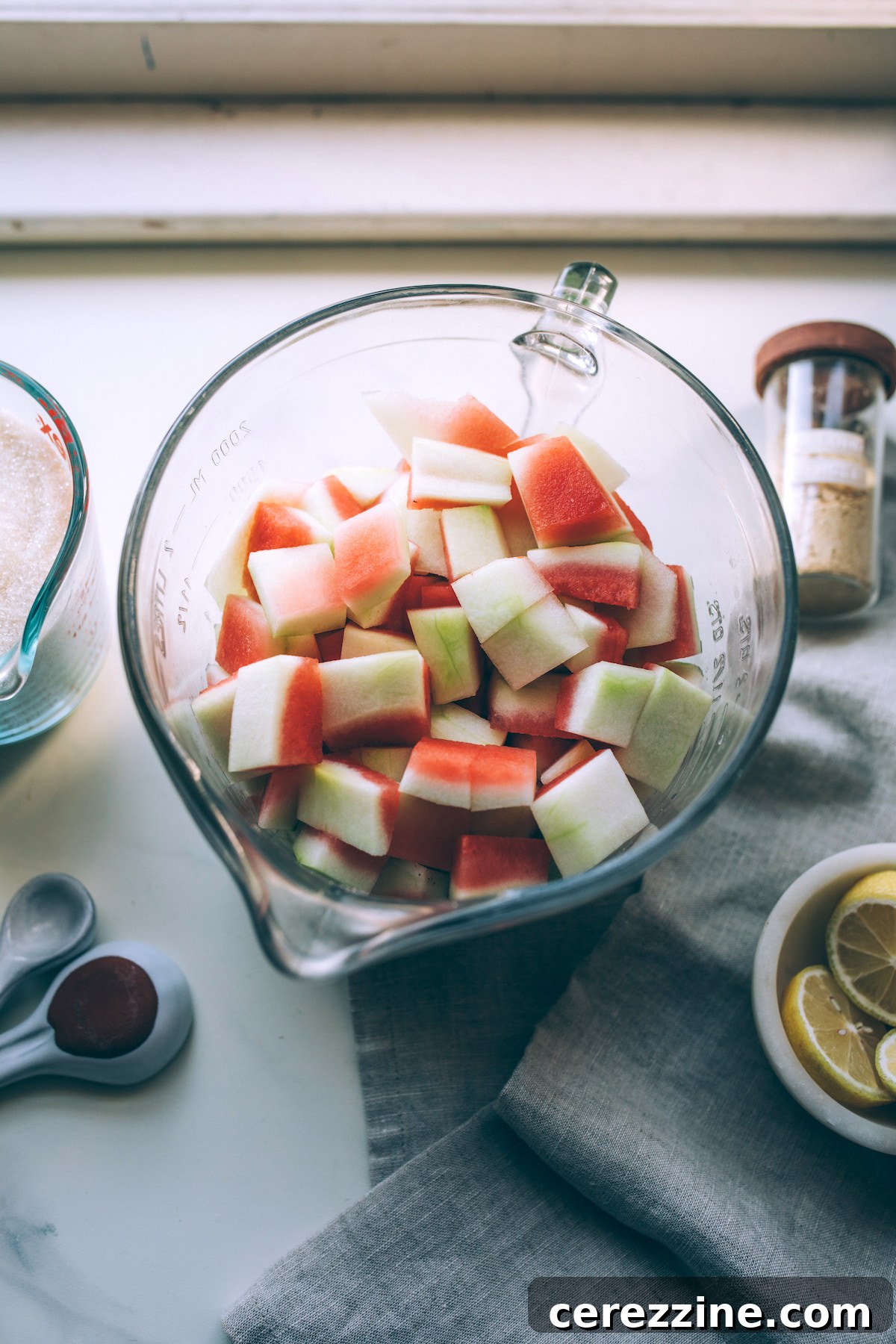 Karpuz Kabuğu Reçeli 9 Watermelon rind soaking in a cold brine solution
