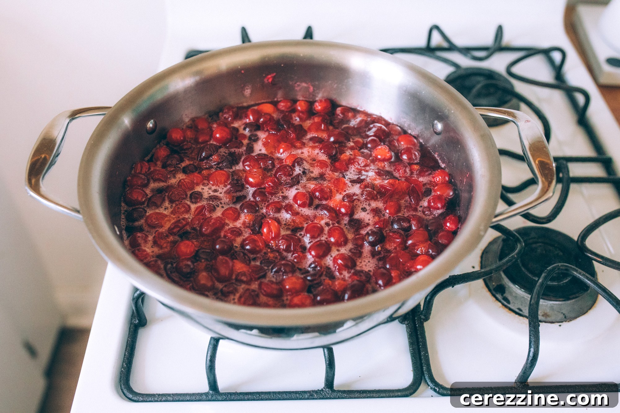 Cooking cranberries for jelly