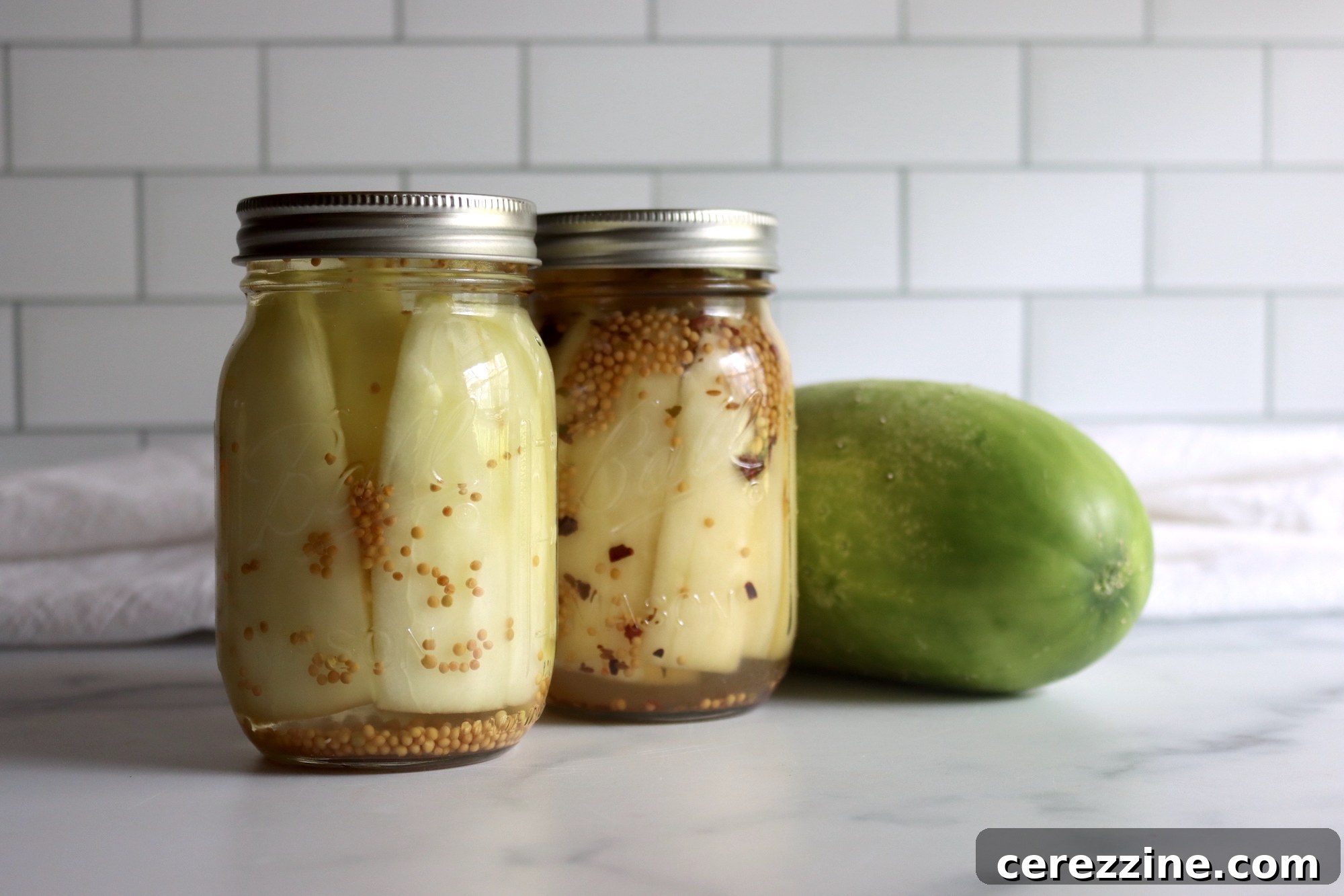 Senfgurken with and without pickling spices